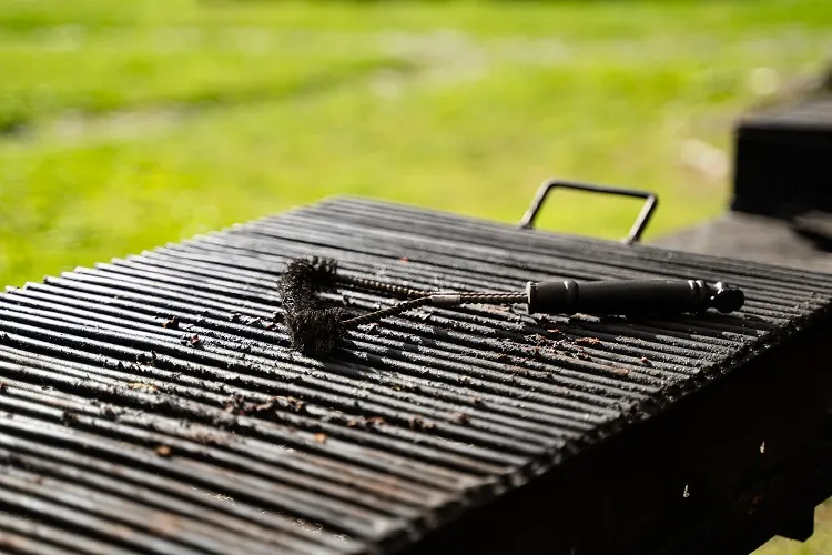 Cleaning-grease-of-stainless-steel-grill-from-with-a-brush