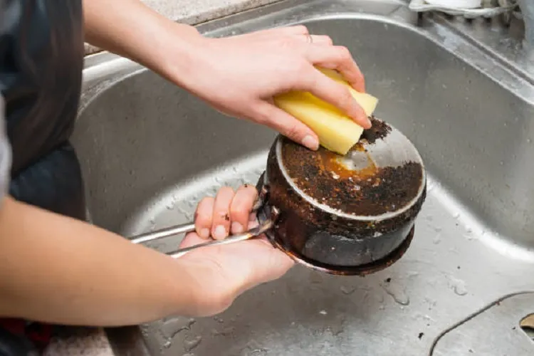 Cleaning-stainless-steel-pan-with-a-mild-sponge