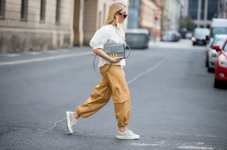 How to style cargo pants 2023 spring outfits trends to copy