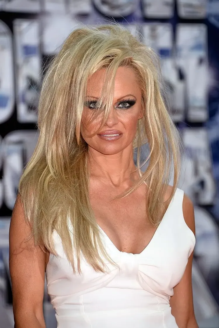 Pamela Anderson maquillaje envejecido sombra de ojos oscura