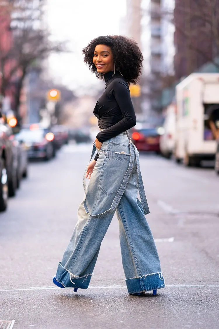 How To Style Your Flared Jeans: Best Street Style Ideas 2022 | Flare jeans,  Fashion, Street style