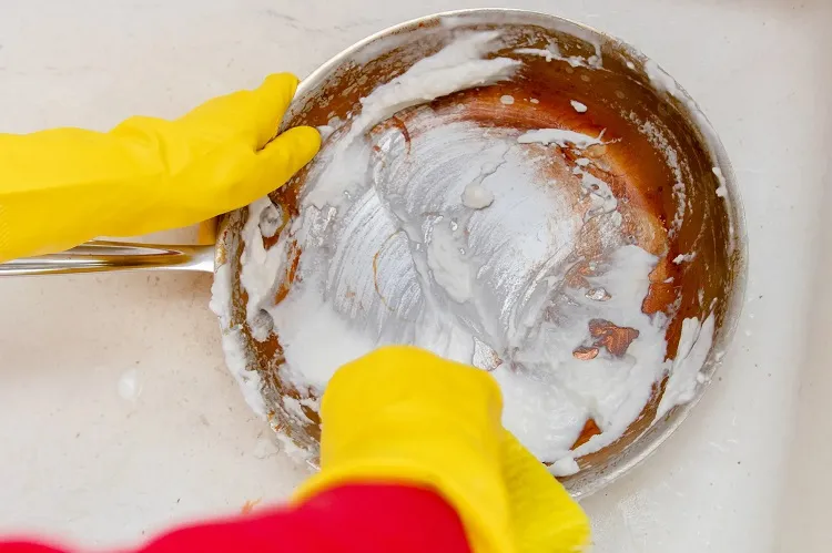 cleaning grease off stainless steel with soda and vinegar (1)