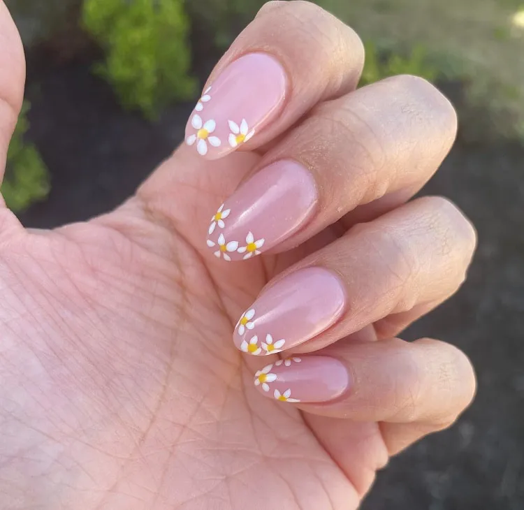 daisy french tips for spring 2023