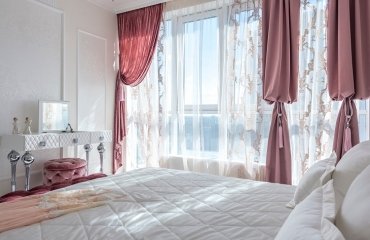 dark-red-curtain- length-for-large-bedroom-from-the-seiling-to-the-floor