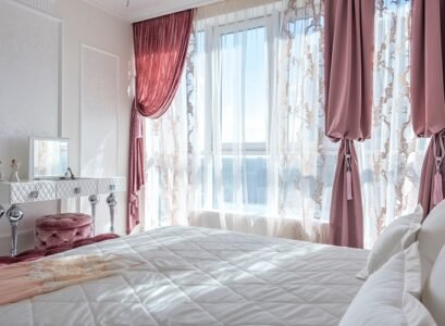 dark-red-curtain- length-for-large-bedroom-from-the-seiling-to-the-floor