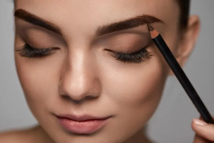 eyebrows trend 2023 how to make straight eyebrows with makeup