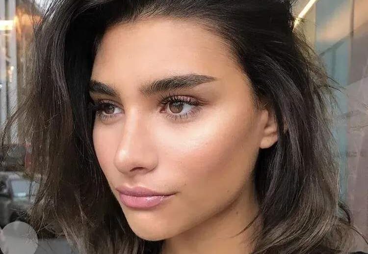 eyebrows trend 2023 shape that creates a younger look and emphasizes facial features