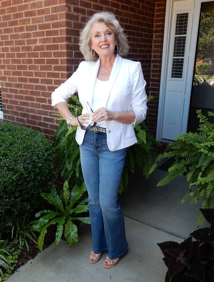 jeans-pantalones acampanados-blazer-blanco-outfit-para-mujeres-maduras