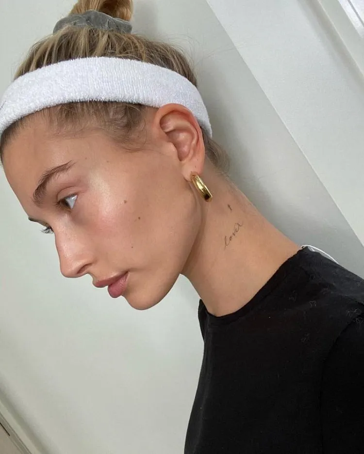 hailey-lover-and-cross-neck-tattoo