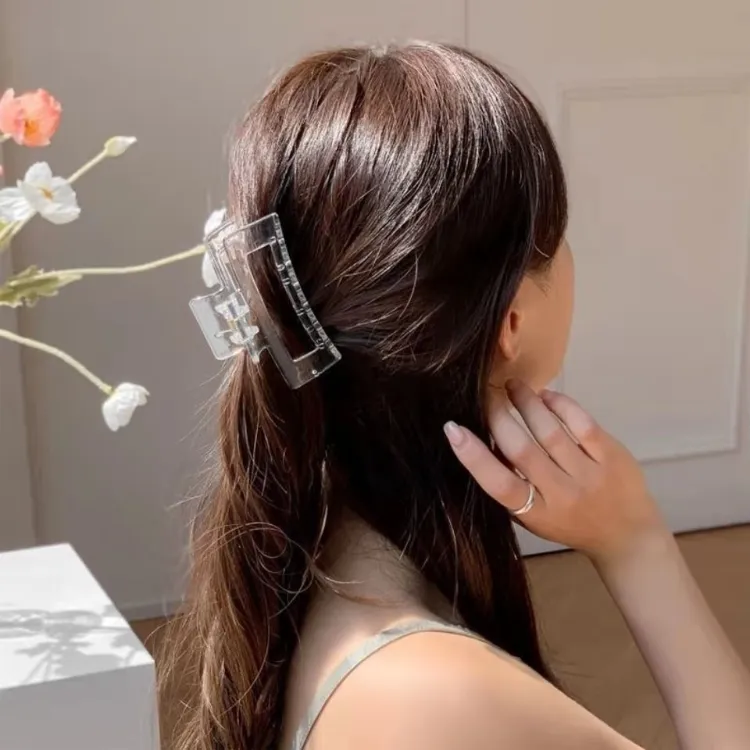 hairstyle with claw clip are claw clips in style