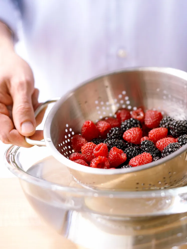 how to clean raspberries the right way