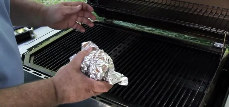 how to clean the barbecue with Aluminum foil and baking soda