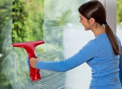 how to remove water stains from glass with water and vinegar solution