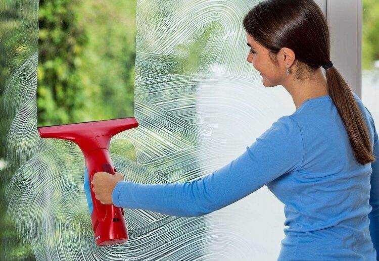 how to remove water stains from glass with water and vinegar solution