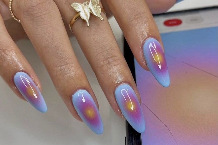 manicure idea that depicts aura's glow in blue purple and yellow