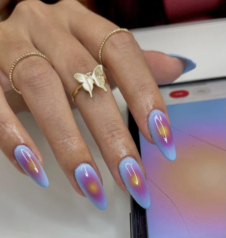 manicure idea that depicts aura's glow in blue purple and yellow
