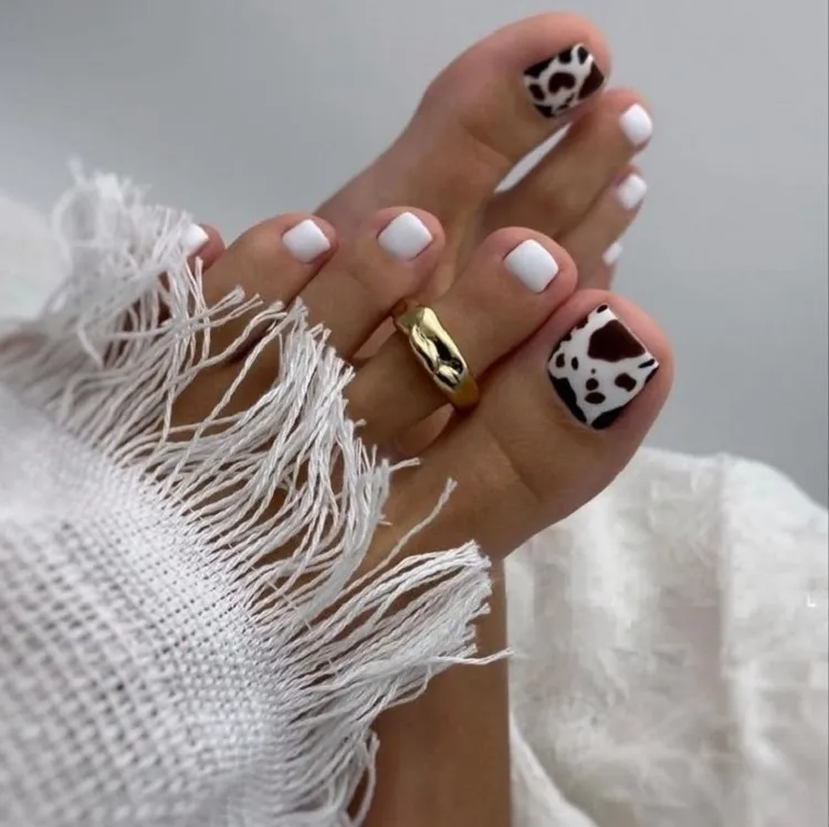 minimalist black and white trendy pedicure spring toenail designs