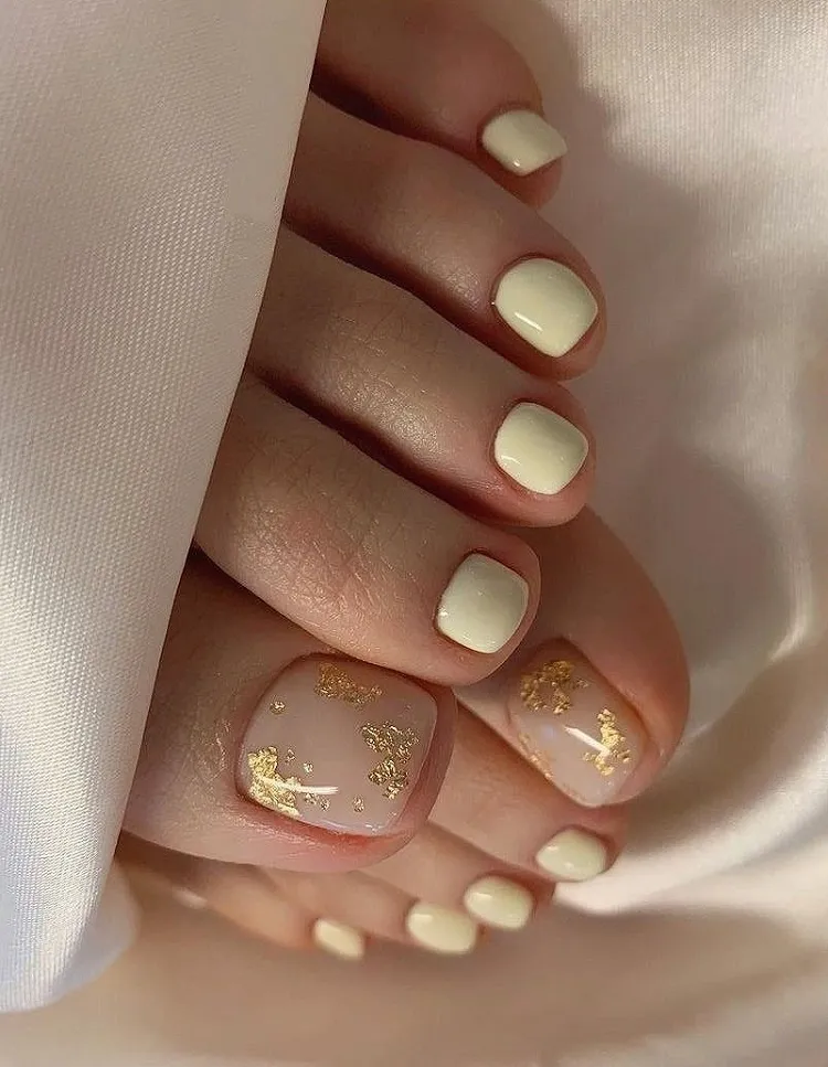 minimalist yellow gold leaf accent toenails design spring