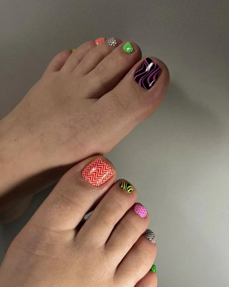 mismtached colorful toenails design spring trend