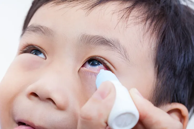 pink-eye- symptoms-in-toddler-drops-in-the-eye