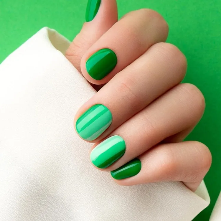 short oval nails_green nails ideas