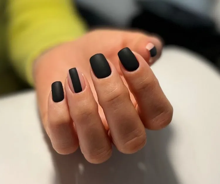 simple matte black nails for the spring 2023