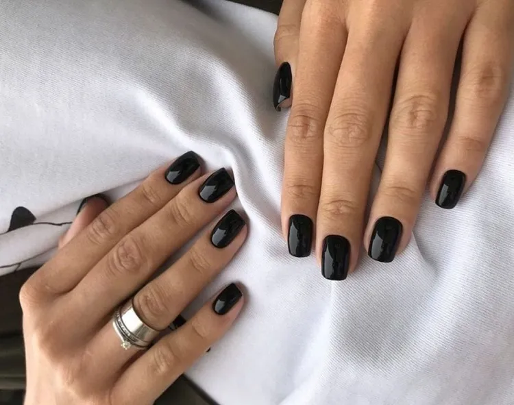 simple short black nails 2023 spring manicure