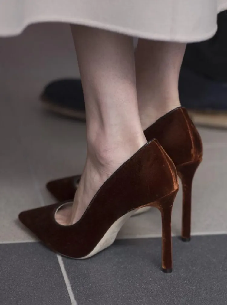 sizing up high heel shoes meghan markle kate middleton royal celebrity trend
