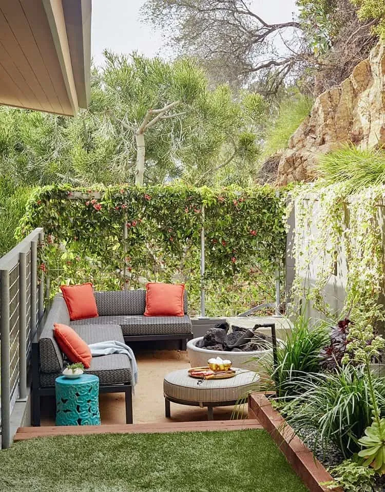 small backyard patio lounge area