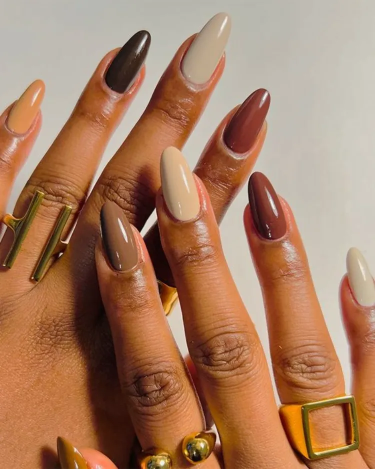 spring-nail-colors-2023-inspo-trendy-nude-brown-long-new-york-fashion-week