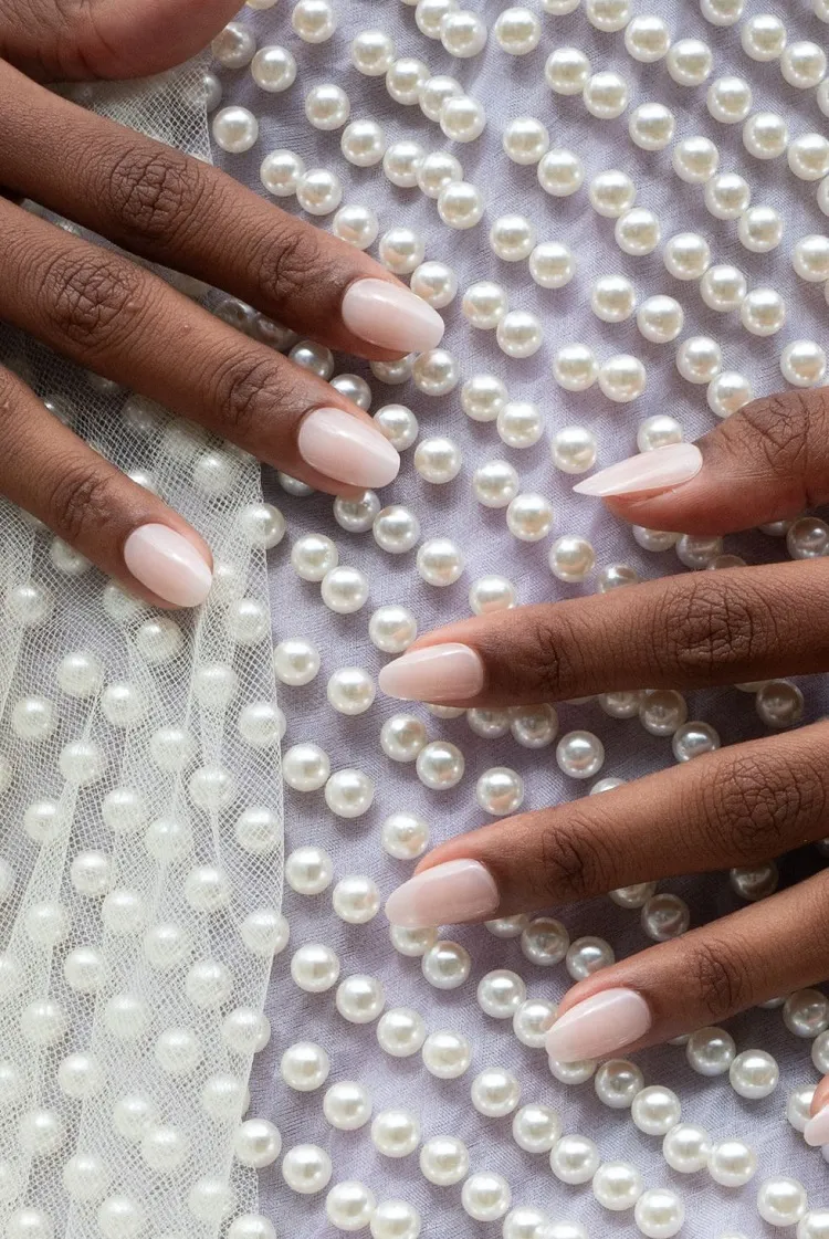 spring-nail-colors-2023-inspo-trendy-tips-nude-pearls-pastel-minimalistic-new-york-fashion-week