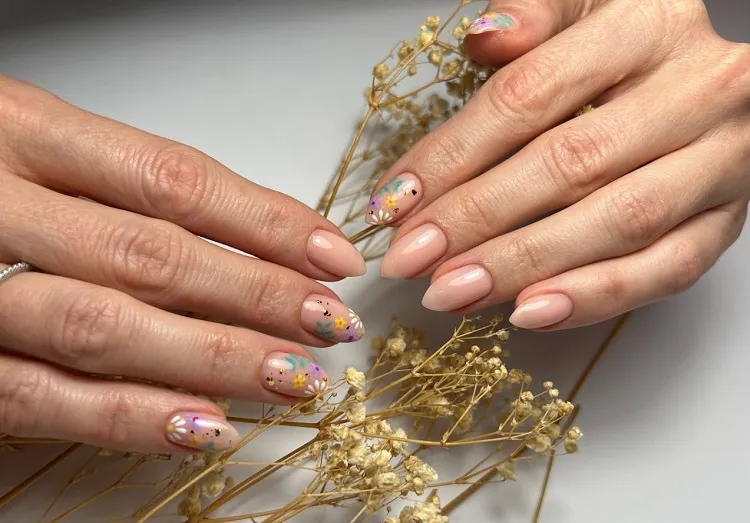spring nail designs for older ladies to try out in 2023