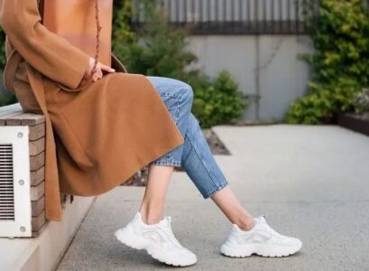 spring-wear-2023-for-women-over-50-60-70-with-sneakers