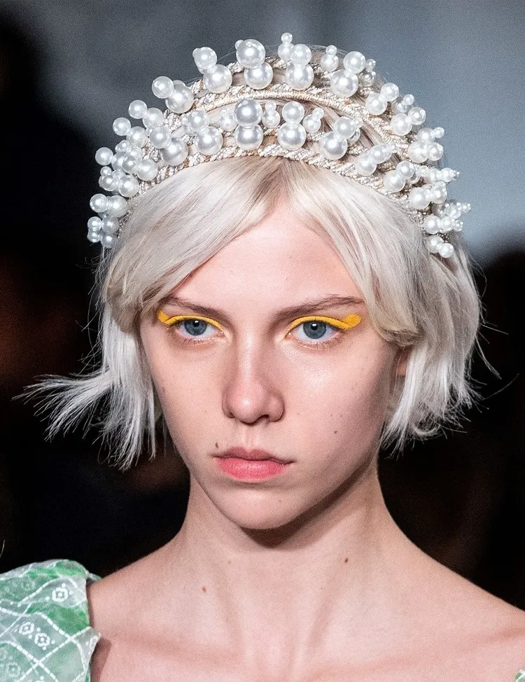 statement headband pieces pearl hair acessory trends 2023
