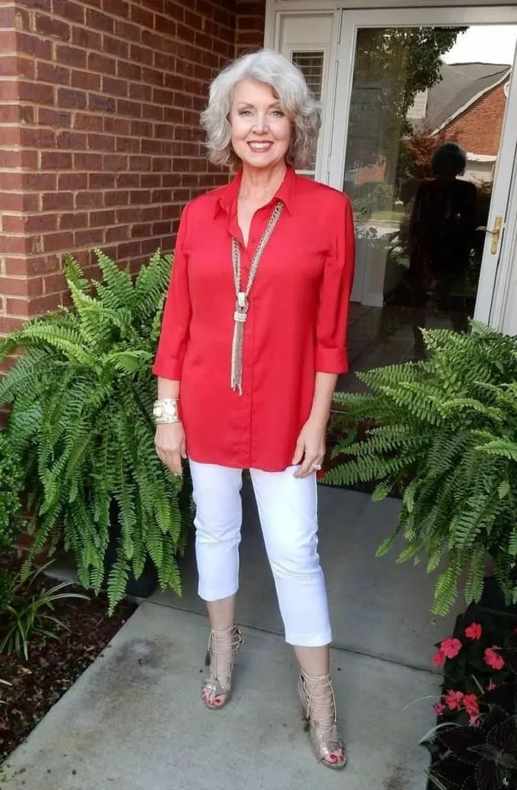 outfit-elegante-para-mujer-madura-camisa-roja-pantalón-blanco