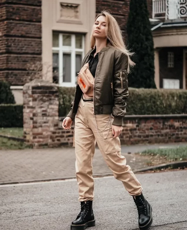  casual spring outfits 2023 trendy cargo pants and bomber jacket