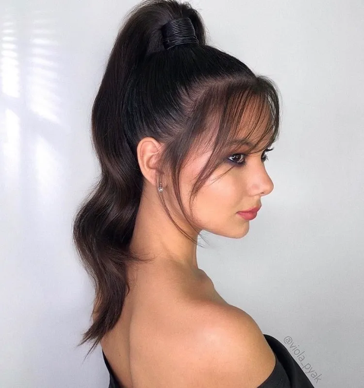 wavy ponytail with bangs old money haircut
