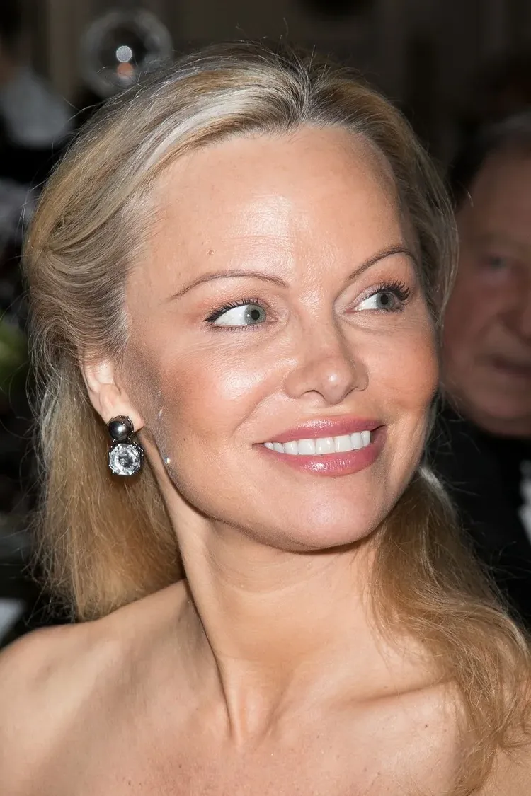 usar maquillaje para la edad Pamela Anderson