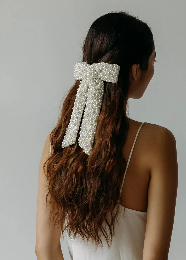 wedding hair accessories trend 2023 bridal pearls