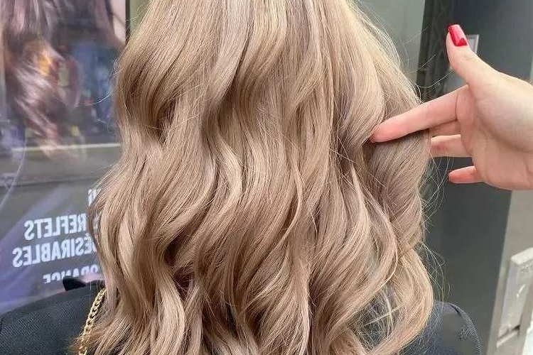 what is cocoa blonde trendy hair color 2023