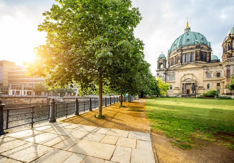 what to see in berlin walking tour guide