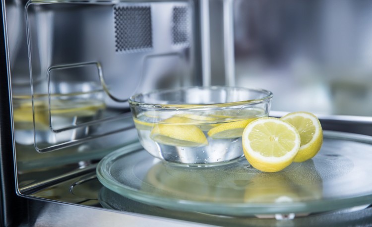cleaning microwave with lemon effective method