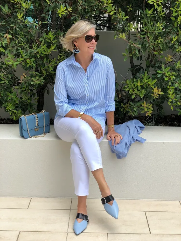 combine white jeans with a shirt cashual chic outfits for women over 50