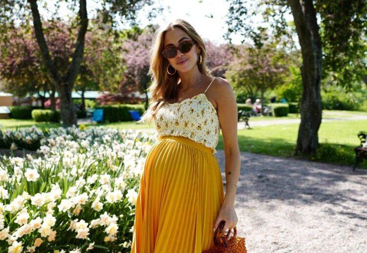 high waist pleated skirt and crop top yellow colors maternity outfit ideas