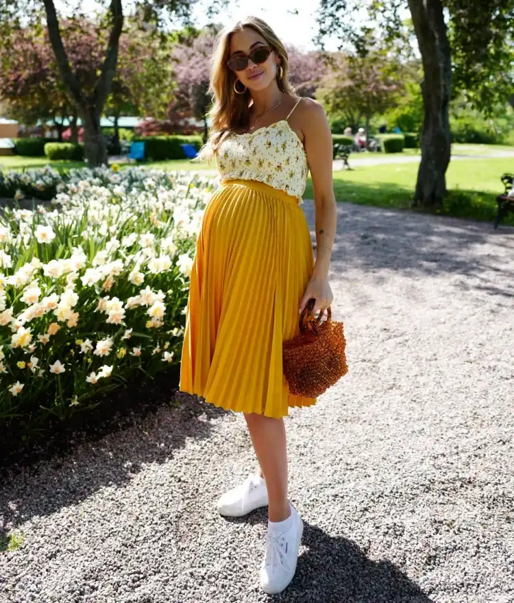 high waist pleated skirt and crop top yellow colors maternity outfit ideas