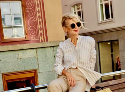 natural ⅞ linen pants with white striped shirt