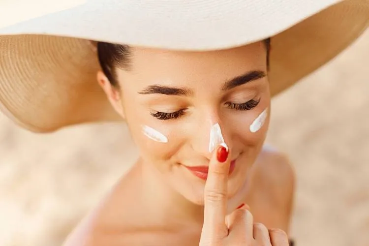 protect your skin from the sun to prevent wrinkles