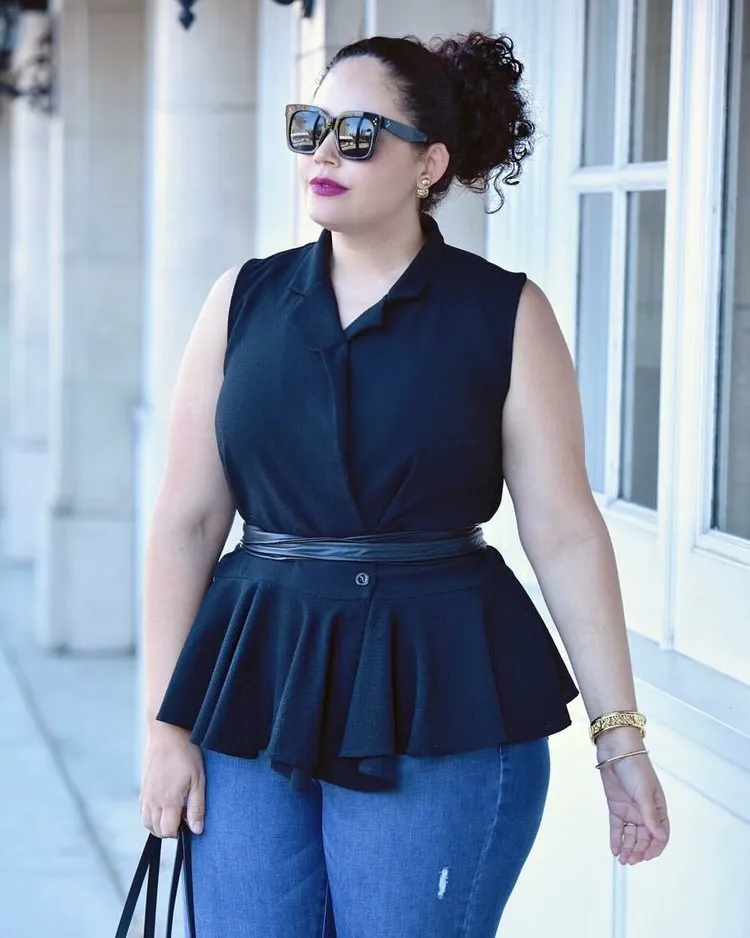 belted sleevless top and jeans summer outfit for curvy girls