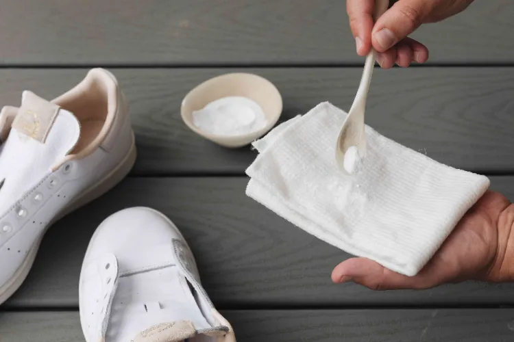 best way to clean white shoes leather white shoes how to get white shoes clean how to clean my white shoes how to keep white shoes clean white canvas shoes how to clean white leather shoe