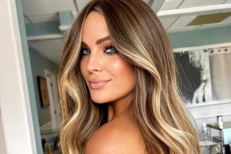 blonde balayage with money pieces stylish look 2023 trends